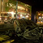 Stanley Cup 2011 Vancouver - Völlig zerstörtes Auto in Parkhaus.